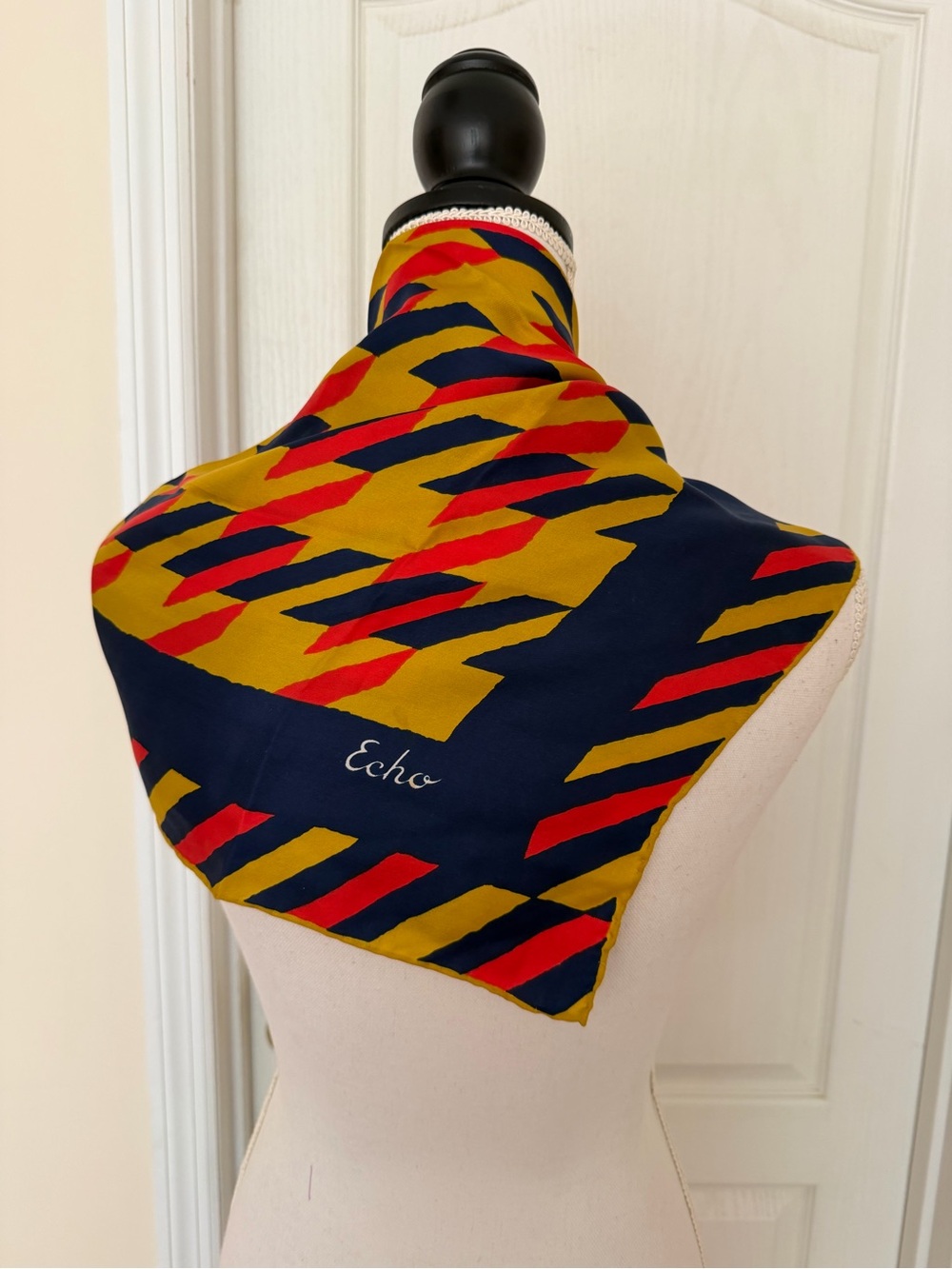 New Vtg Echo 100% silk scarf geometric pattern, Sz 26x26,5 - Picture 3 of 8
